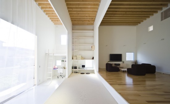 medinės lubos, grindys minimalistiniame interjere