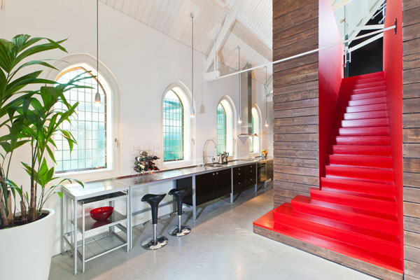 bažnyčios rekonstrukcija, raudoni laiptai
