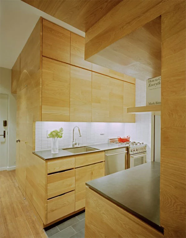 virtuvės erdvė po laiptais