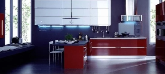Veneta-Cucine tamsiai mėlyna, raudona spalvos virtuvės interjere