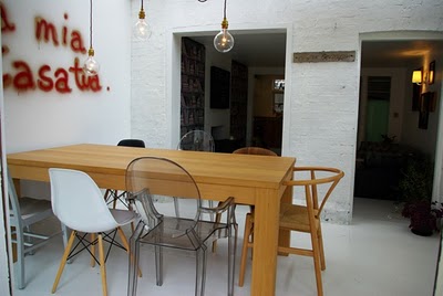 valgomojo stalas su skirtingo dizaino kėdėmis
