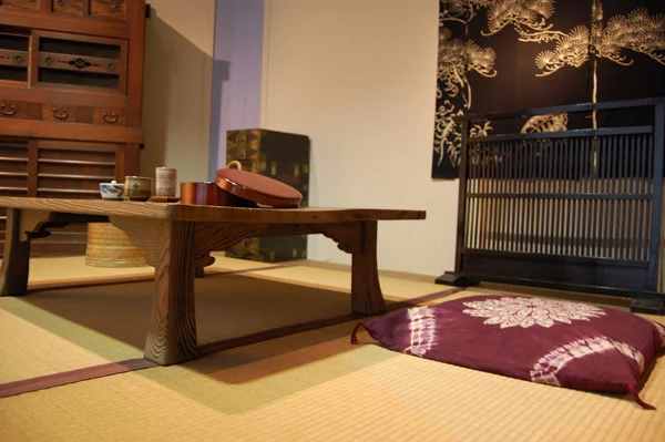 kambario interjeras, kilimas, pagalvėlė, stalas