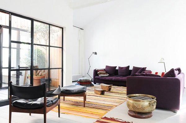 svetainė, violetinės sofos, pagalvėlės