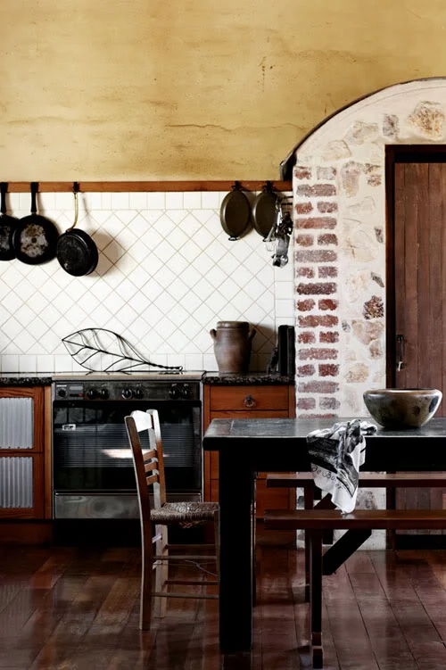 pranzūziško dizaino įkvėpto namo virtuvės detalės