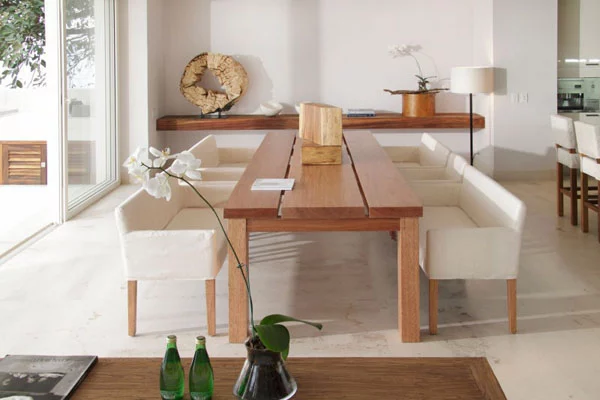 Casa-Almare-Elias-Rizo-Architects- medinis stalas svetainėje, balta spalva