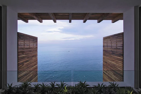 Casa-Almare-Elias-Rizo-Architects-vaizdas į jūrą pro langą