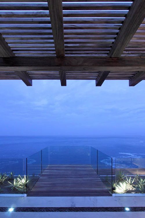 medinė terasa,stikliniai turėklai, vaizdas į jūrą