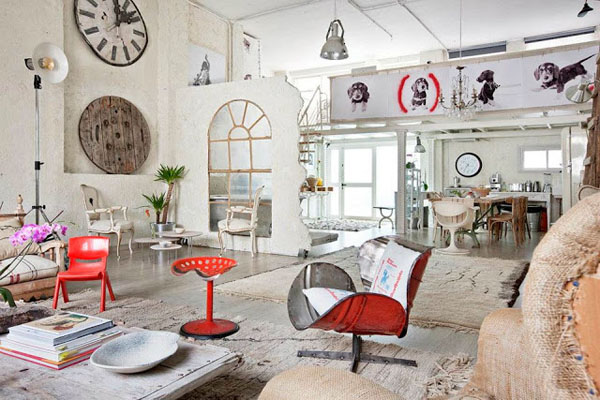 balta fotografijos studija namai, raudonos kėdės