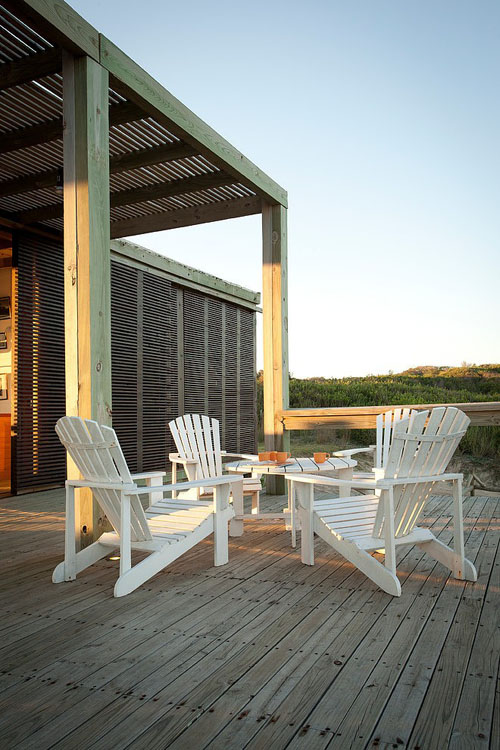 namo paludimyje, lauko terasa, baltos medinė kėdės, martin-gomez-arquitectos