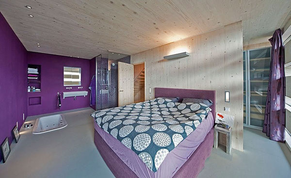 violetinė spalva, šviesi mediena miegamajame