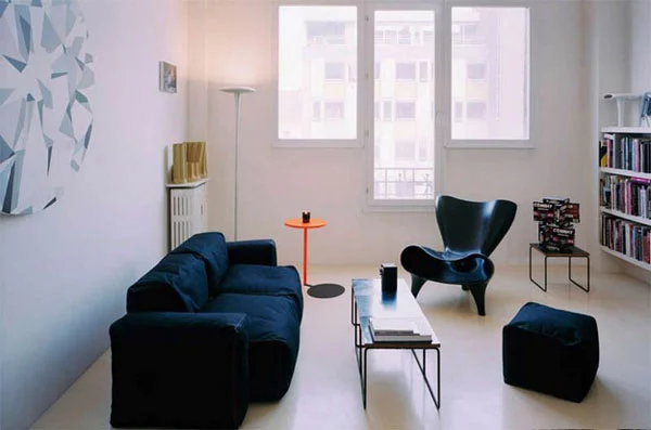 mėlyna sofa, fotelis, pufikas, langai svetainėje
