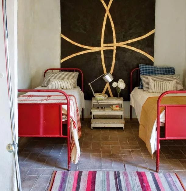 dvi raudonos lovos, medine dekoracija ant sienos