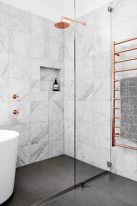 vonios kambario dizainas, pilkos plytelės, bronzinė įranga