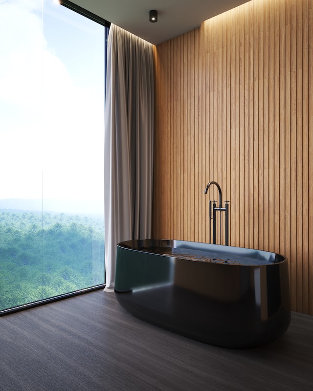 vonios interjeras juoda vonia, miškas pro langą