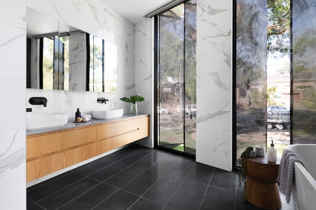 vonios kambario dizainas langai iki lubų
